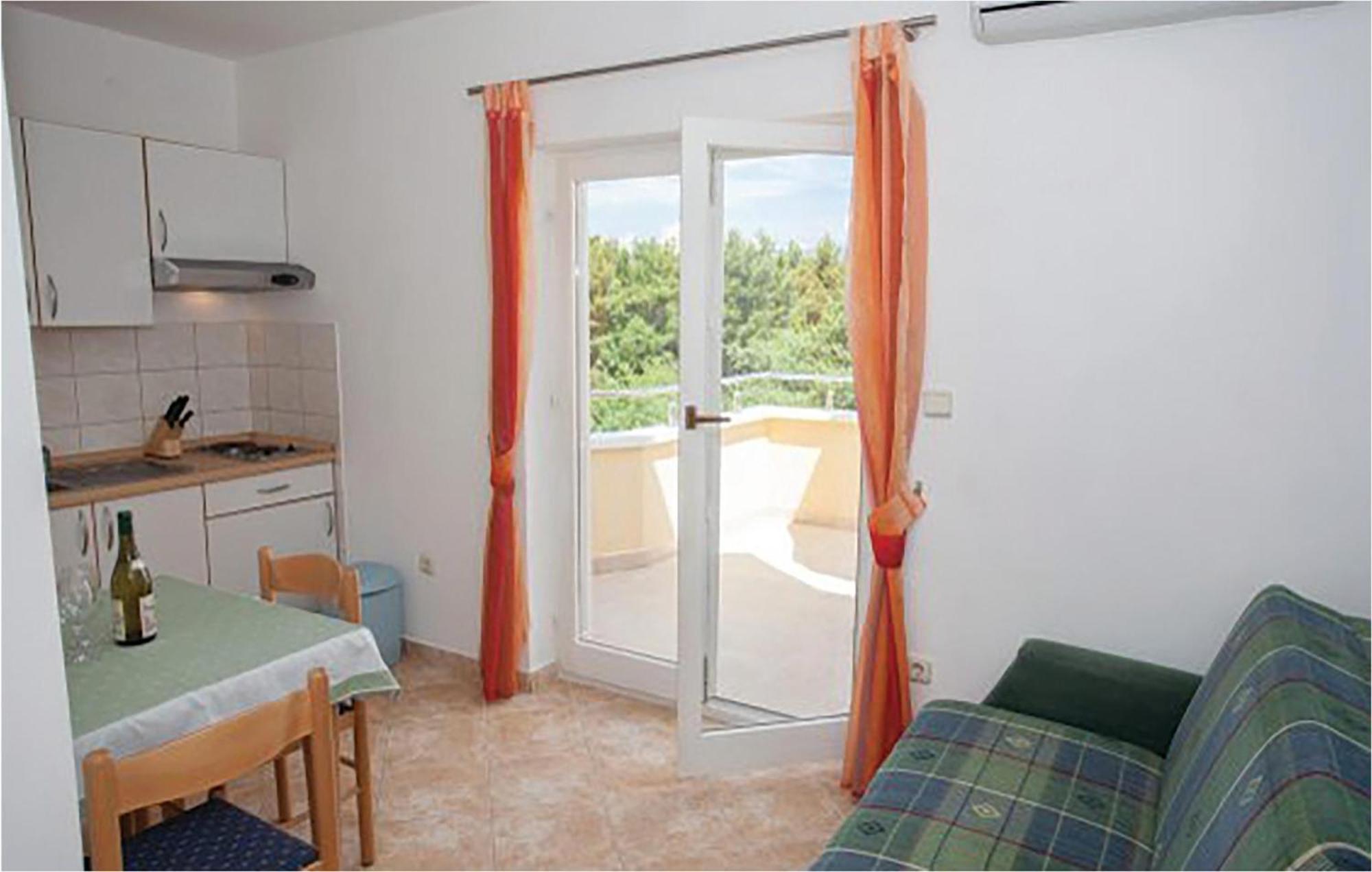 Amazing Apartment In Malinska With Kitchen Exteriör bild