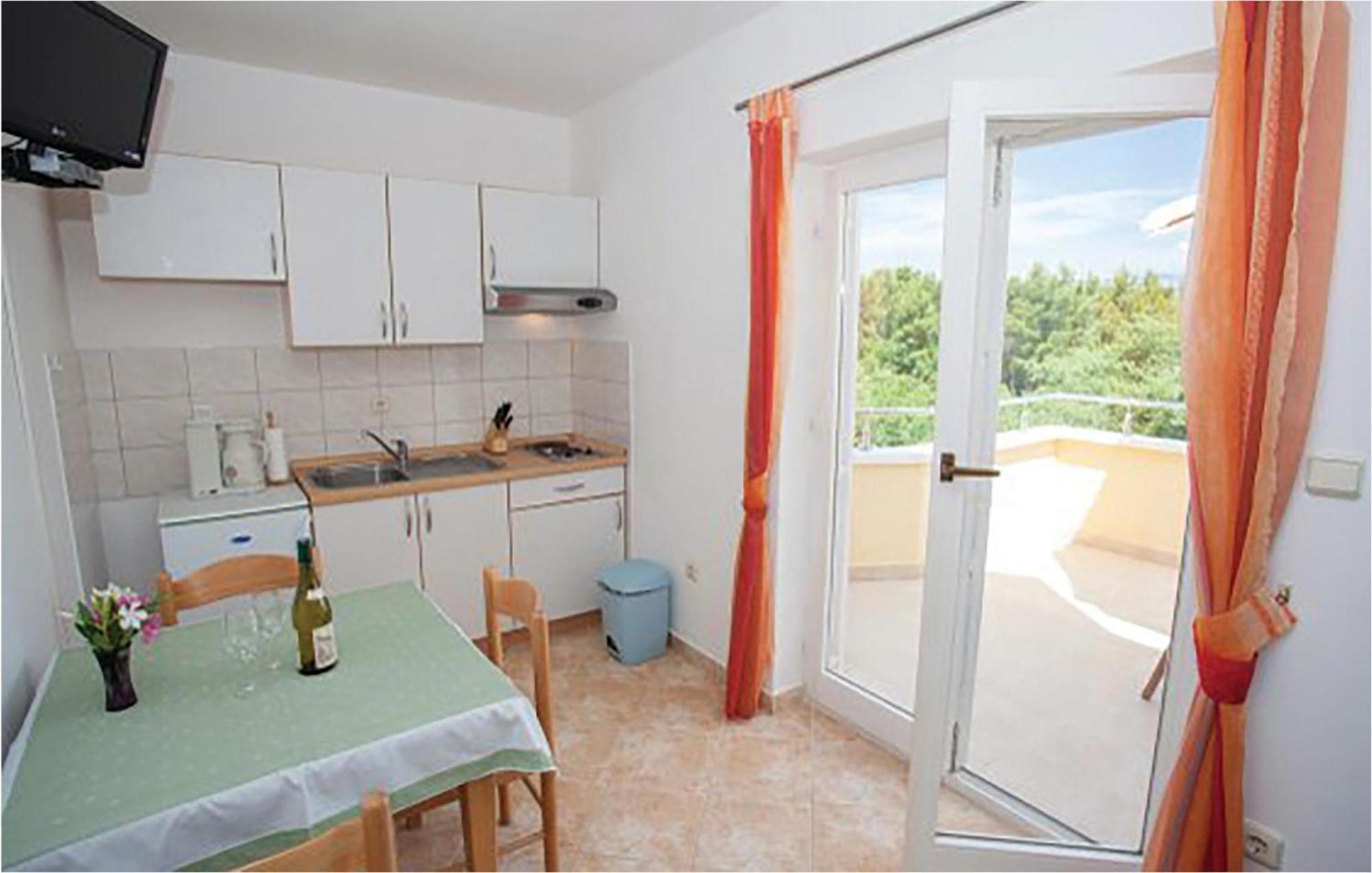 Amazing Apartment In Malinska With Kitchen Exteriör bild